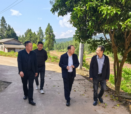 市供銷(xiāo)社黨組書(shū)記、理事會(huì)主任廖爵祿赴平昌縣土埡鎮(zhèn)大嶺村開(kāi)展幫扶工作